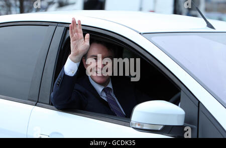 Wirtschaftsminister Lord Mandelson fährt bei seiner Ankunft im Ford Dagenham Werk, Dagenham, Essex, ein Elektroauto. Stockfoto