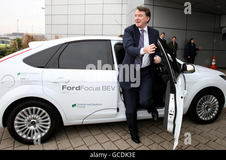 Wirtschaftsminister Lord Mandelson steigt bei seiner Ankunft im Ford Dagenham-Werk, Dagenham, Essex, aus einem Elektroauto aus. Stockfoto