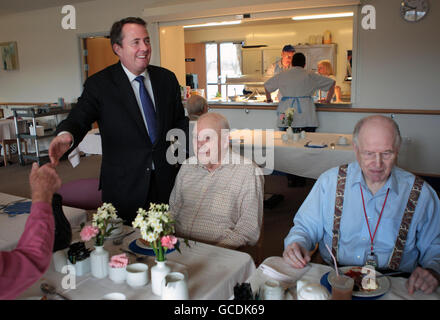 Der Verteidigungsminister Dr. Liam Fox besucht das Edinburgh Erskine Home und spricht mit George Murdoch (links) und Robert Smith (rechts). Stockfoto