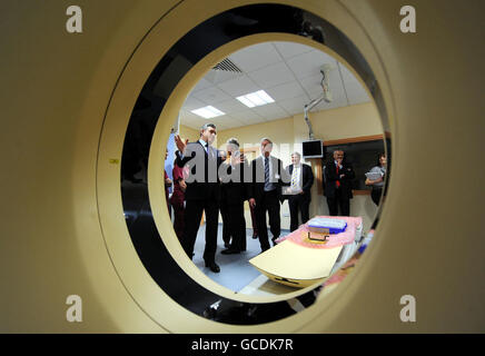 Premierminister Gordon Brown besucht den Christie NHS Foundation Trust in Oldham, wo ihm heute die neueste Technologie für die Krebsbehandlung gezeigt wurde. Stockfoto