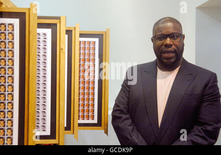 Der Künstler Steve McQueen steht mit seiner Kunstinstallation Queen and Country in der National Portrait Gallery in London. Stockfoto