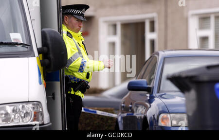 Ein Polizeibeamter am Tatort auf der St. Andrew's Avenue in Bishopbriggs in der Nähe von Glasgow, Schottland, nach dem Tod eines Mannes und einer Frau bei einem Schussvorfall. Jim und Diane Harleys Leichen wurden gestern Abend in einem Haus am Stadtrand von Glasgow entdeckt. Stockfoto