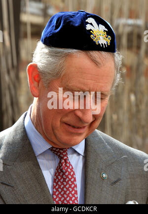 Der Prinz von Wales trägt eine Schädelkappe, während er mit einem alten Mann vor der Dohany-Synagoge in Budapest, Ungarn, während des vierten Tages der Europatour des Prinzen von Wales und der Herzogin spricht. Stockfoto