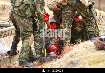 Segler der Royal Navy absolvieren die letzte Phase ihres vierwöchigen Vorbereitungstrainings im Longmoor Camp in der Nähe von Petersfield, Hampshire. Stockfoto