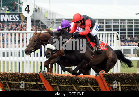 Big Buck's von Ruby Walsh (rechts) führt Rupert unter William Kennedy an, um am dritten Tag des Cheltenham Festivals 2010 auf der Pferderennbahn in Cheltenham die Ladbrokes World Hurdle zu gewinnen. Stockfoto