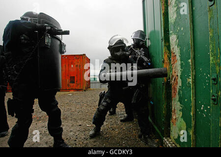 Mitglieder des Elite-Army Ranger Wing (ARW) der irischen Streitkräfte halten einen Demonstrationstag im Curragh Army Camp ab, um den 30. Jahrestag der Gründung des Wings zu feiern. Stockfoto