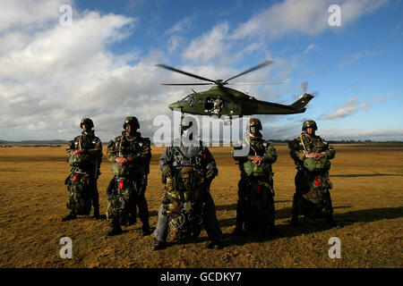 Mitglieder des Elite-Army Ranger Wing (ARW) der irischen Streitkräfte halten einen Demonstrationstag im Curragh Army Camp ab, um den 30. Jahrestag der Gründung des Wings zu feiern. Stockfoto