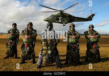 Mitglieder des Elite-Army Ranger Wing (ARW) der irischen Streitkräfte halten einen Demonstrationstag im Curragh Army Camp ab, um den 30. Jahrestag der Gründung des Wings zu feiern. Stockfoto