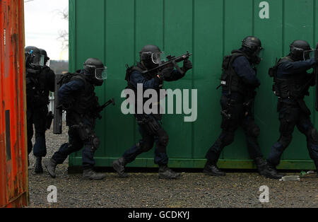 Mitglieder des Elite-Army Ranger Wing (ARW) der irischen Streitkräfte halten einen Demonstrationstag im Curragh Army Camp ab, um den 30. Jahrestag der Gründung des Wings zu feiern. Stockfoto