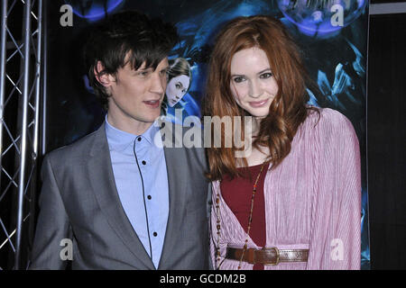 Der elfte Doctor Who, Schauspieler Matt Smith und seine Gefährtin Amy Pond, Schauspielerin Karen Gillian, kommen zur Vorführung einer Episode der neuen Doctor Who-Serie im Cineworld, Cardiff. Stockfoto