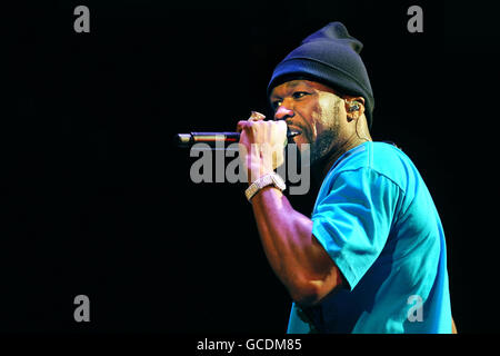 NUR ZUR REDAKTIONELLEN VERWENDUNG, NUR IM ZUSAMMENHANG MIT DER TOUR. 50 Cent spielt live auf der Bühne der NEC LG Arena in Birmingham, England. Stockfoto