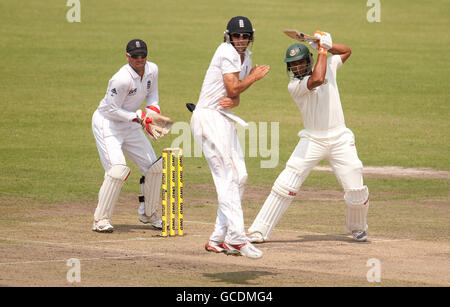 Bangladeshs Mahmudullah trifft beim zweiten Test im Shere Bangla National Stadium, Mirpur, Dhaka, an Englands Kapitän Alastair Cook (Mitte) vorbei. Stockfoto