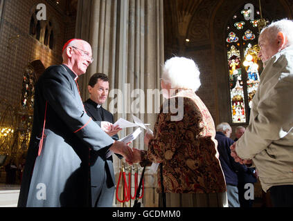 Kardinal Sean Brady, Primas von ganz Irland, übergibt den Hirtenbrief an die Gemeindemitglieder in der St. Patrick's Cathedral in Armagh, Stockfoto