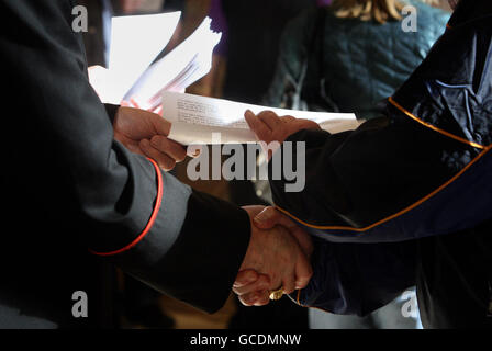 Kardinal Sean Brady, Primas von ganz Irland, übergibt den Hirtenbrief an die Gemeindemitglieder in der St. Patrick's Cathedral in Armagh, Stockfoto