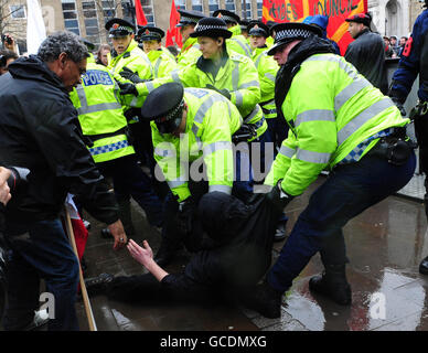 Demonstranten von Unite Against Faschism treffen bei einer Gegendemonstration gegen eine Kundgebung der englischen Verteidigungsliga im Stadtzentrum von Bolton auf die Polizei. Stockfoto