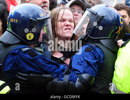 Demonstranten von Unite Against Faschism treffen bei einer Gegendemonstration gegen eine Kundgebung der englischen Verteidigungsliga im Stadtzentrum von Bolton auf die Polizei. Stockfoto