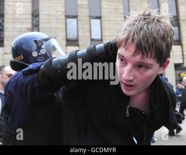 Demonstranten von Unite Against Faschism treffen bei einer Gegendemonstration gegen eine Kundgebung der englischen Verteidigungsliga im Stadtzentrum von Bolton auf die Polizei. Stockfoto