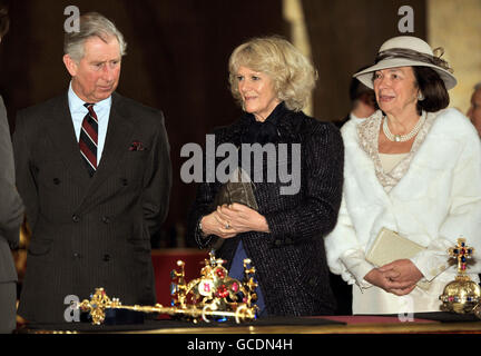 Der Prinz von Wales und die Herzogin von Cornwall studieren die Kronjuwelen der Tschechischen Republik mit Frau Livia Klaus, der Frau von Präsident Klaus, während sie die Prager Burg besichtigen, nachdem sie von Budapest in Ungarn in der tschechischen Hauptstadt angekommen sind. Stockfoto