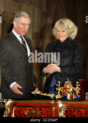 Der Prinz von Wales und die Herzogin von Cornwall studieren die Kronjuwelen der Tschechischen Republik, während sie die Prager Burg besichtigen, nachdem sie von Budapest in Ungarn in der tschechischen Hauptstadt angekommen sind. Stockfoto