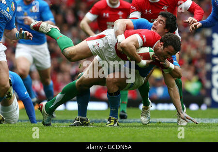 Jamie Roberts aus Wales wird vom Italiener Pablo Canavosio während des RBS 6 Nations-Spiels im Millennium Stadium in Cardiff angegangen. Stockfoto