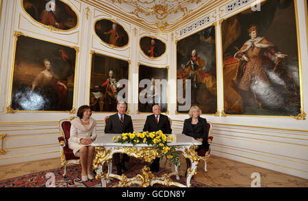 Der Prinz von Wales mit der Herzogin von Cornwall, Präsident Klaus (2. Rechts) und seiner Frau Livia (links), im Habsburgersaal vor einer Besichtigung der Prager Burg nach der Ankunft in der tschechischen Hauptstadt von Budapest in Ungarn. Stockfoto