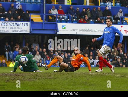 Caleb Folan (Mitte) von Hull City erzielt ihr zweites Tor Portsmouth-Torwart David James (links) als Ricardo Rocha von Portsmouth (rechts) Sieht aus Stockfoto