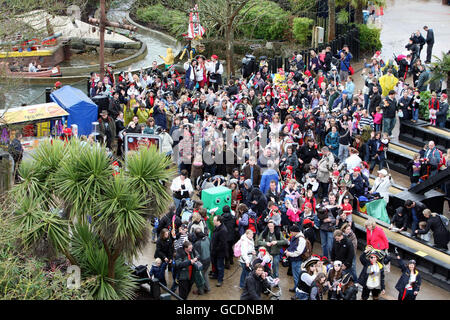 Menschen, die an einem Rekordversuch für die größte Sammlung von Piraten in der Welt im Legoland Windsor. Hunderte von Beuteltieren, Freibeutern und Seefahrerpiraten kamen auf dem Legoland in der Nähe von Windsor, Berkshire, um zeitgleich mit der Einführung einer neuen Attraktion - Pirates Landing - zu sein. Stockfoto