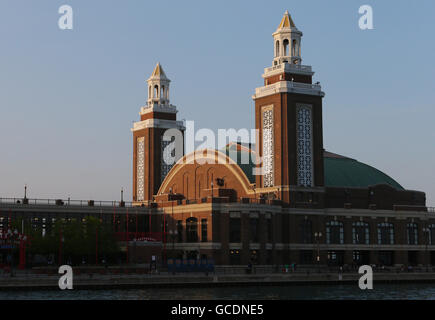 Eine Ansicht der Navy Pier vom Lake Michigan an Bord einen Shoreline Sightseeing-Bootsfahrt bei Sonnenuntergang in Chicago, Illinois, USA Stockfoto