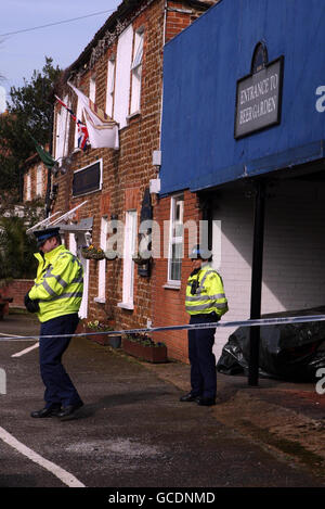 Polizeibeamte der Polizeigemeinschaft der Polizei von Norfolk stehen vor dem Compasses Inn in Snettisham, Norfolk, nachdem am Dienstag der Leichnam einer Frau in der Kneipe entdeckt wurde. Stockfoto