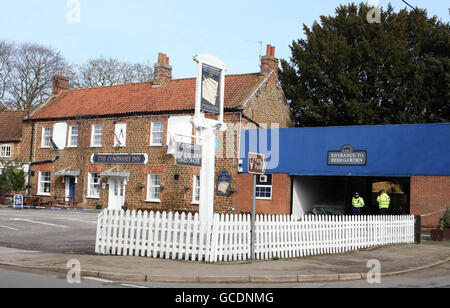 Polizeibeamte der Polizeigemeinschaft der Polizei von Norfolk stehen vor dem Compasses Inn in Snettisham, Norfolk, nachdem am Dienstag der Leichnam einer Frau in der Kneipe entdeckt wurde. Stockfoto