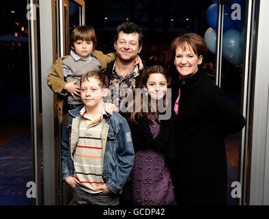 Andy Serkis mit seiner Frau Lorraine Ashbourne und ihren Kindern Ruby, Sonny und Louis, die zur Weltpremiere von Nanny McPhee and the Big Bang im Odeon West End, Leicester Square, London, eintreffen Stockfoto