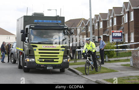 Armeebombenentsorgungsexperten vor Ort in einem Haus in Swords, im Norden Dublins, nachdem neun Rohrbomben versteckt in einem Vorstadtgartenschuppen gefunden wurden. Stockfoto