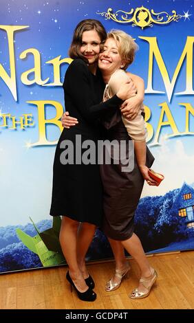 Maggie Gyllenhaal (links) und Emma Thompson (rechts) kommen zur Weltpremiere von Nanny McPhee und The Big Bang im Odeon West End, Leicester Square, London Stockfoto