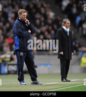 Fußball - Barclays Premier League - Manchester City / Everton - City of Manchester Stadium. Roberto Mancini (rechts), Manager von Manchester City, und David Moyes, Manager von Everton, stehen an der Touchline Stockfoto