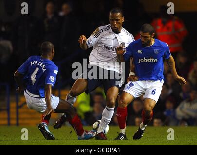 Chelsea's Didier Drogba (Mitte) kämpft gegen Portsmouth's Aaron Mokoena (links) und Hayden Mullins (rechts) um den Ball. Stockfoto