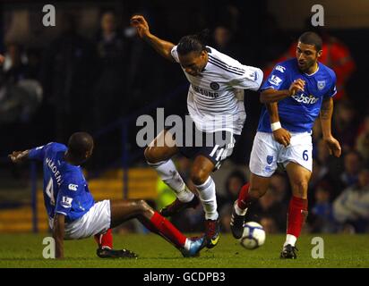 Chelsea's Didier Drogba (Mitte) kämpft gegen Portsmouth's Aaron Mokoena (links) und Hayden Mullins (rechts) um den Ball. Stockfoto