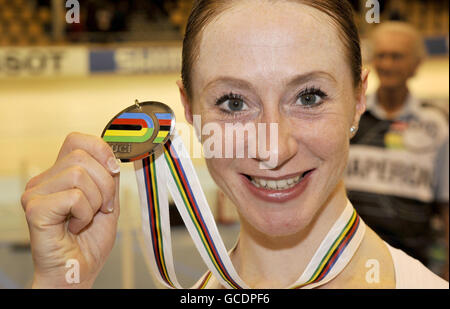 Die britische Wendy Houvenaghel hält ihre Silbermedaille in der Einzelverfolgung während der World Track Cycling Championships in der Ballerup Super Arena, Kopenhagen, Dänemark. Stockfoto