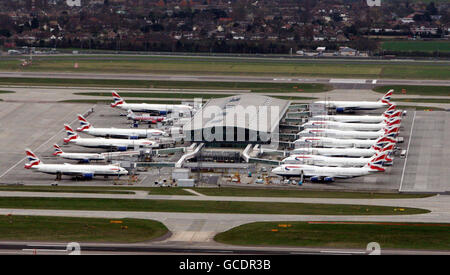 British Airways-Flugzeuge parkten am T5 am Flughafen Heathrow, während BA-Kabinenpersonal ihre Streikaktion fortsetzt. Stockfoto