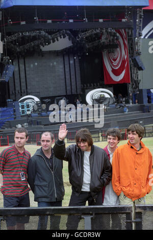 DIE ROCKGRUPPE OASIS STEHT VOR DER RIESIGEN BÜHNE, AUF DER SIE MORGEN AUFTRETEN WERDEN, IM KNEBWORTH PARK, HERTS. L-R ALAN WHITE, PAUL 'BONEHEAD' ARTHURS, LIAM GALLAGHER, PAUL 'GUIGSY' MCGUIGAN UND NOEL GALLAGHER. Stockfoto