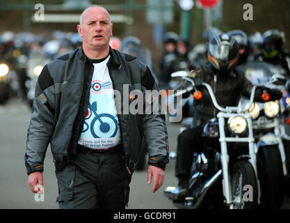 Organisatorin Dougie Bancroft trifft Tausende von Bikern aus ganz Großbritannien im Meole Brace Park zusammen und reiten in Shrewsbury zu einem Ritt mit dem RAF Wings Appeal Easter Egg Run nach RAF Cosford, um die Streitkräfte zu unterstützen. Stockfoto