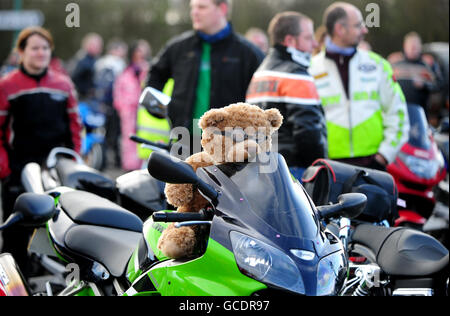 Ein Teddybär ruht sich auf einem Fahrrad aus, während Tausende von Bikern aus dem ganzen Vereinigten Königreich im Meole Brace Park zusammenkommen und in Shrewsbury eine Fahrt zum RAF Wings Appeal Easter Egg Run zur RAF Cosford zur Unterstützung der Streitkräfte Unternehmen. Stockfoto