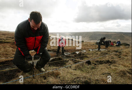 Mitglieder der Teams der Global Rescue Services und des International Rescue Training Center graben in einem markierten Gebiet Löcher für Sniffer-Hunde, um ein Gebiet von Saddleworth Moor in Saddleworth zu durchsuchen, während die privat finanzierte Suche nach dem Leichnam von Keith Bennett begonnen hat, Der 12-jährige Junge wurde von den Mauren-Mördern Ian Brady und Myra Hindley getötet. Stockfoto