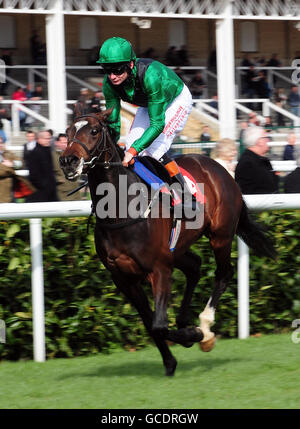 Pferderennen - Doncaster Shield Day - Doncaster Racecourse. Die von Robert Havlin gerittene Bullwhip gewinnt die crownhotel-bawtry.com Maiden Stakes während des Doncaster Shield Day auf der Doncaster Racecourse. Stockfoto