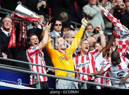 Dean Hammond von Southampton (links) hebt die Johnstone's Paint Trophy mit den Teamkollegen Kelvin Davis (links in der Mitte), Dan Harding (rechts in der Mitte) und Ndiaye Papa Waigo an Stockfoto