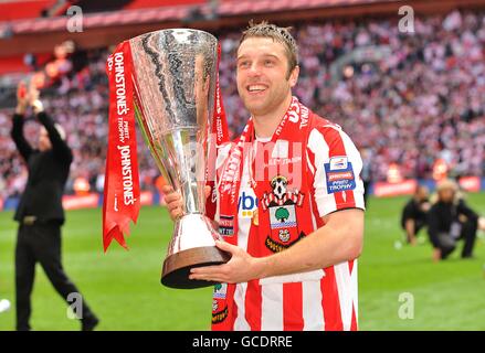 Fußball - Johnstone's Paint Trophy - Finale - Carlisle United gegen Southampton - Wembley Stadium. Rickie Lambert aus Southampton feiert mit der Johnstone's Paint Trophy Stockfoto