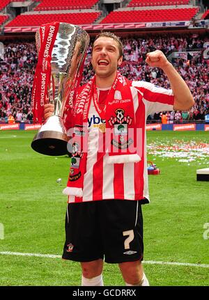 Fußball - Johnstone's Paint Trophy - Finale - Carlisle United gegen Southampton - Wembley Stadium. Rickie Lambert aus Southampton feiert mit der Johnstone's Paint Trophy Stockfoto