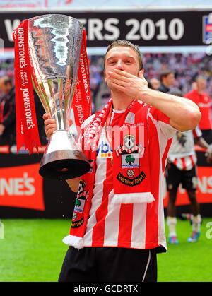 Fußball - Johnstone's Paint Trophy - Finale - Carlisle United gegen Southampton - Wembley Stadium. Rickie Lambert aus Southampton feiert nach dem letzten Pfiff mit der Trophäe. Stockfoto