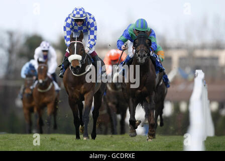 Baglioni geritten von Chris Hayes (links) gewinnt den Leopardstown Aertel Seite 277 Handicap während der 1000 und 2000 Guineas Trials Day bei Leopardstown Racecourse. Stockfoto