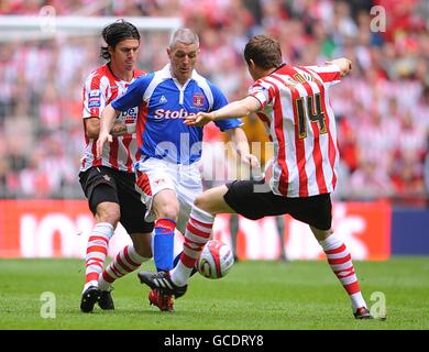 Graham Kavanagh von Carlisle United (Mitte) kämpft gegen Dean Hammond von Southampton (rechts) und Jose Fonte (links) um den Ball. Stockfoto