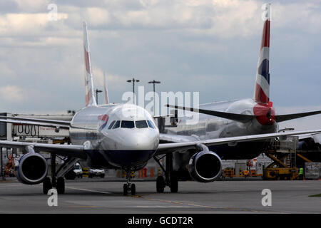 British Airways fliegt ein Taxi in der Nähe von Terminal 5 des Flughafens Heathrow an, während BA-Kabinenpersonal ihre Streikaktion fortsetzt. Stockfoto